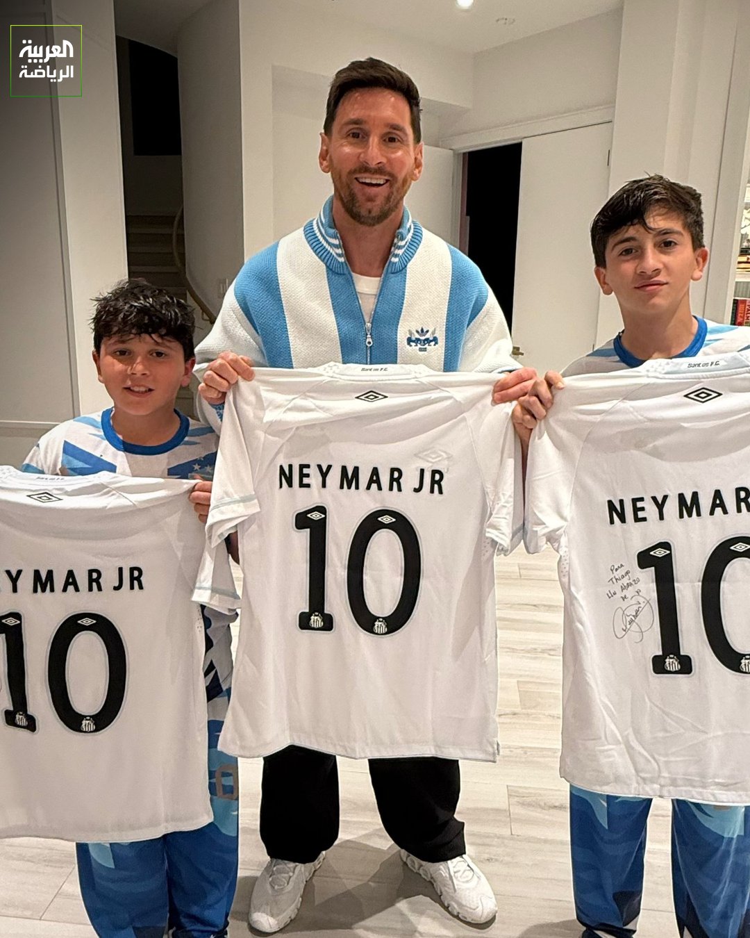 نيمار يُهدي ليونيل ميسي ونجليه قميصه في نادي سانتوس 