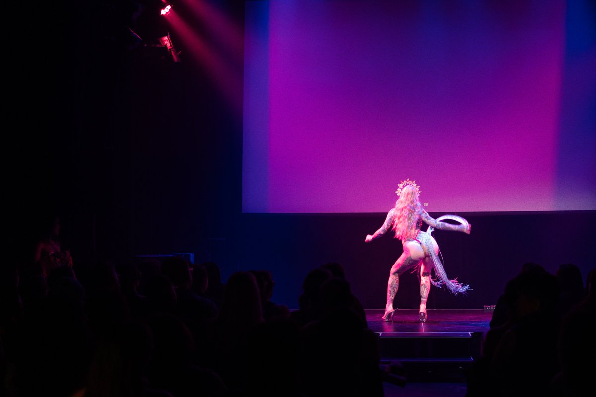 MEMmtl's tweet photo. Le MEM s'est enflammé pour @AmiEsdeStella !
Pour célébrer les 30 ans de l'organisme Stella, l'amie de Maimie, la scène du MEM a vibré au rythme du burlesque, de la chanson et de la comédie.

Un hommage puissant et flamboyant aux travailleuses du sexe du Red Light montréalais. https://t.co/18421ClRGG