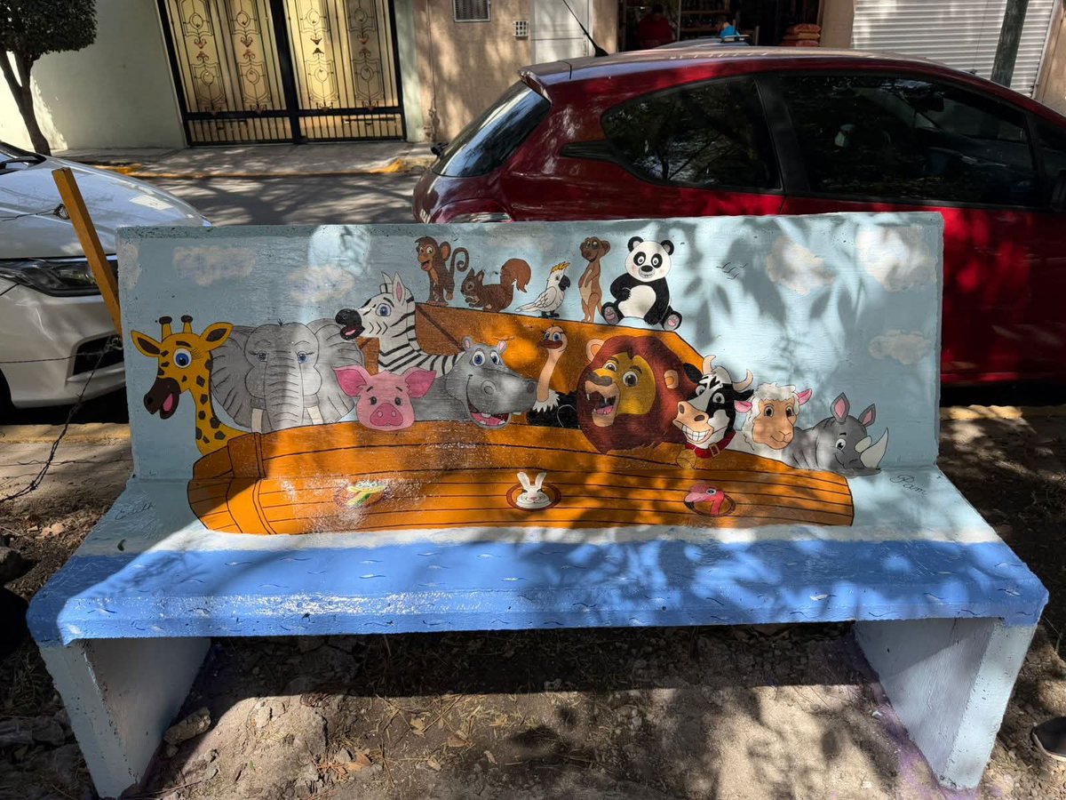 Más bancas pintadas por vecinos, jajaja todo mundo quería entrarle, yo también traté, pero me tardé y me dijeron que ya tenían todas apartadas :(