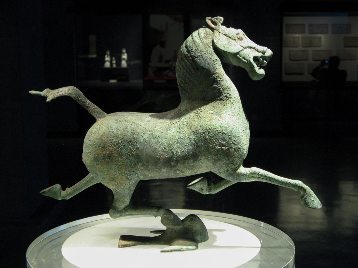 ChinaShowcase's tweet image. The Heavenly Horse, a symbol of power touched by heaven, appears across cultures. This Eastern Han bronze seems to defy gravity — poised mid-air in eternal motion, a remarkable tribute to the Han dynasty’s reverence for the horse. 🐎✨
#ChineseHistory #AncientArt #HanDynasty
