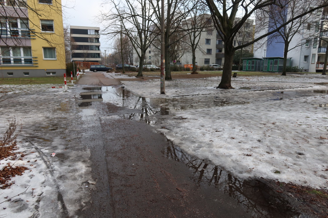 LuisenstadtF's tweet photo. Einer dieser #Unorte der #Luisenstadt Mitte. U-Bahnhof Heinrich-Heine-Straße. Winterdienst am U-Bahnhof? Den Gehwegen von der Heinrich-Heine-Str. zur Schmidstr. mit den vielen Kindereinrichtungen? Tiefe Pfützen, Eis, Dreck. Mag sich das @BA_Mitte_Berlin vielleicht mal kümmern? Eine Reparatur des Gehweges hatte ich angeregt. Antwort war: Kein Geld. Wie immer. Also lassen wir die Leute durch die großen Seen laufen und bei Eis sich die Knochen brechen? #Winterdienst #Gehwegsicherheit