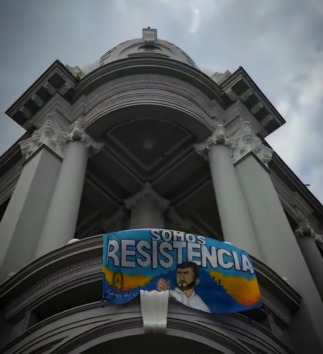 Marisol_Bowen's tweet photo. Cuando se meten en las casas de madrugada, tumban puertas de madrugada, se reúnen de madrugada, y es el estado; estamos ante una dictadura disfrazada de justicia, y esa, ¡es más peligrosa que la que usaba uniforme! #Fuerza @aquilesalvarez #SomosResistencia 🇪🇨 https://t.co/gPETFCAB9C