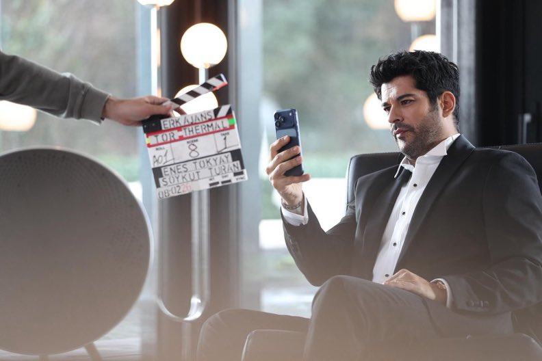 Takım elbiseli burak özçivit mi tadından yenmezzz😍😍