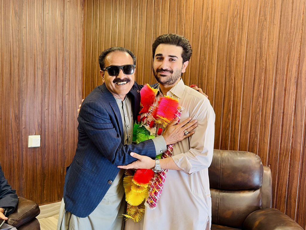 شکارپور / جاگن: چیف سردار جاگن خان بھیو کو عمرہ کی سعادت حاصل کرنے پر مختلف برادریوں سے تعلق رکھنے والے معزز شخصیات نے مبارکباد دی اور انہیں پھولوں کے گلدستے پیش کیے۔