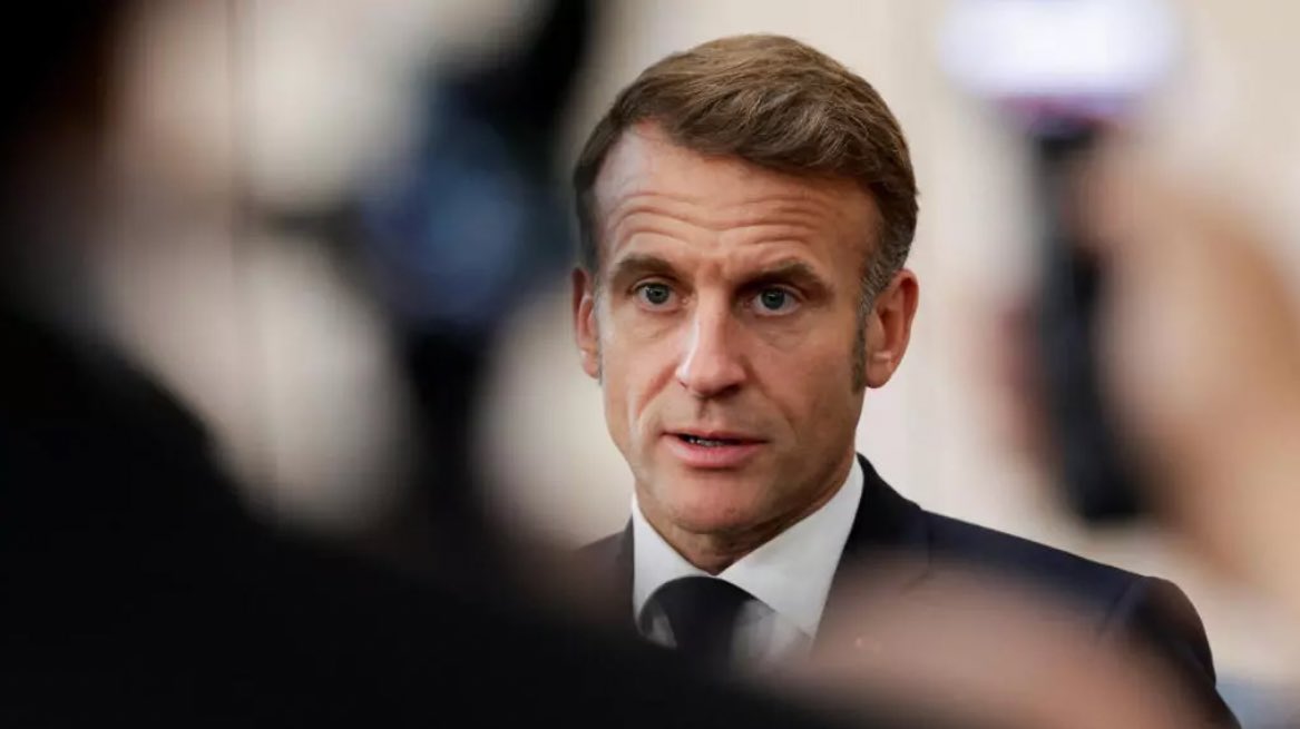 Emmanuel Macron: il faut une «révolution» industrielle européenne face aux États-Unis et à la Chine. Le président Emmanuel Macron estime que l'Union européenne doit « s'attaquer à l'hégémonie du dollar » et instaurer une «préférence européenne » dans plusieurs secteurs en Europe.