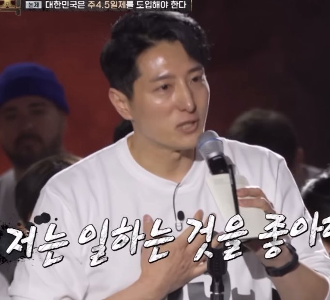 뭐라는지는모르겟구요   와꾸폼ㅆㅅㅌㅊ에어깨더넓어졋고, 마이크높이말도안되게낮고