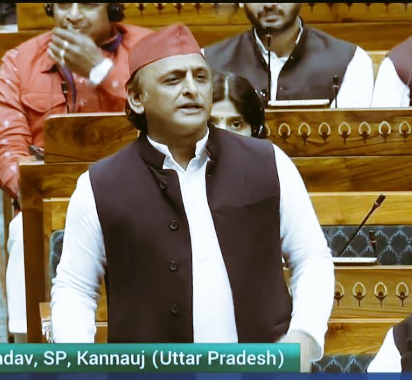 अखिलेश यादव जी के भले ही आप विरोधी क्यों ना हों लेकिन जब अखिलेश यादव जी के व्यक्तिगत और राजनीतिक जीवन का अध्ययन करोगे तो पाओगे कि तमाम राजनीतिक उतार चढ़ाव के बावजूद भी अखिलेश यादव जी कभी भी किसी भी समाज में द्वेष या तनाव पैदा करके अपने वोटबैंक के फायदे के लिए राजनीतिक रोटियां