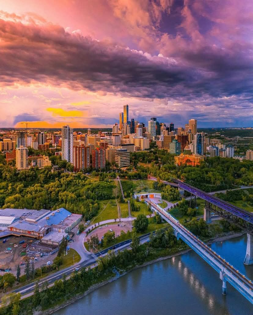 TypicallyMike's tweet photo. @shleepyh3ad I know you like pretty skies (and 40 floor buildings) 👀 https://t.co/QBOAk0N7kM