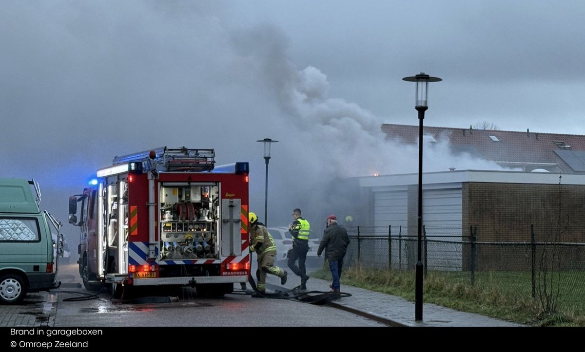 Brand in garageboxen met forse rookontwikkeling in West-Souburg