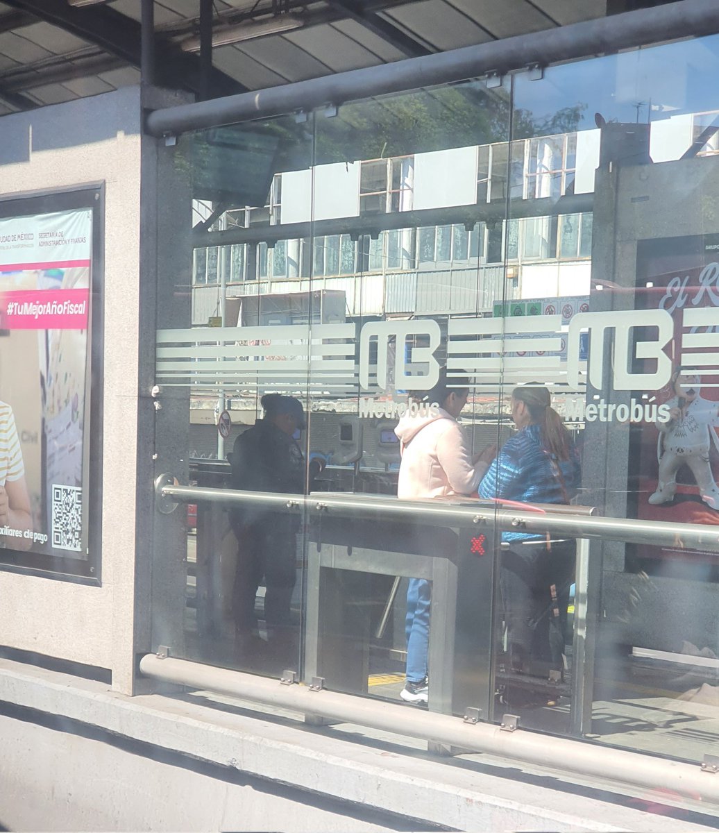 Hola <a href="/MetrobusCDMX/">Metrobús CDMX</a>  la "polica" que está en la estación Manuel Gonzalez llegó gritándole a las personas de la 3a edad que estaban esperando para pasar a la estación, les dijo que por que no se pasaban por el torniquete de salida!!  hay que aguantar su mal genio siempre? 🚨🚨🚨🚨