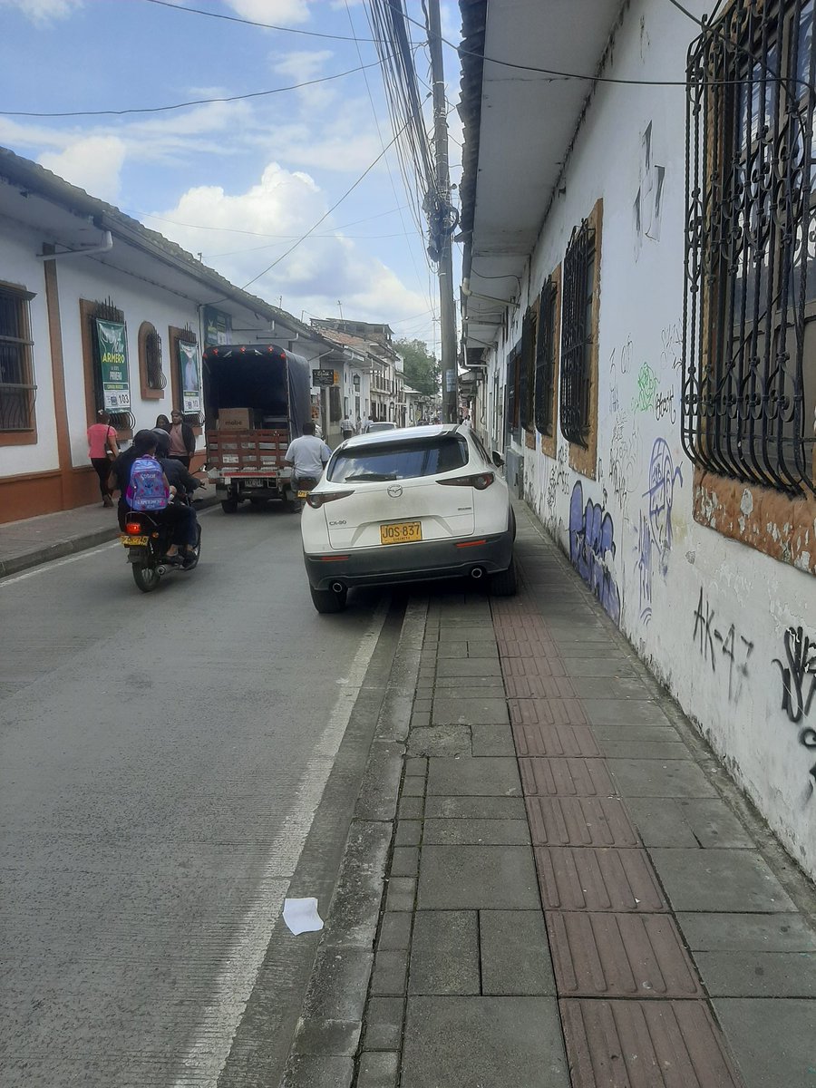 Qué tal esto? En pleno centro histórico de <a href="/PopayanCO/">popayanco</a> 
<a href="/PopayanTW/">Twiteros de Popayán</a> 
<a href="/TransitoPopayan/">Tránsito Popayán</a>