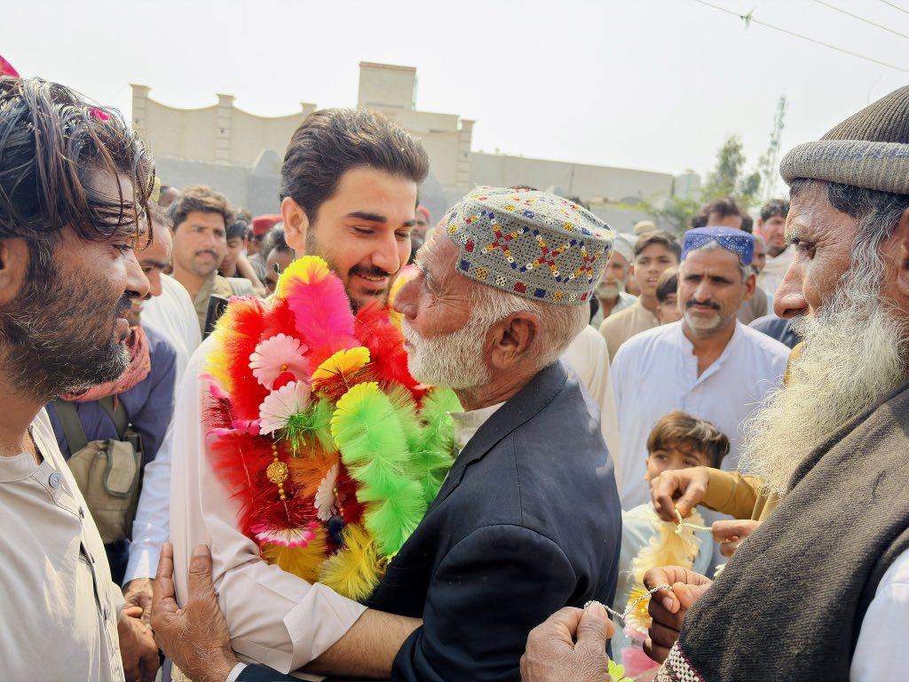 شکارپور / جاگن: چیف سردار جاگن خان بھیو کو عمرہ کی سعادت حاصل کرنے پر مختلف برادریوں سے تعلق رکھنے والے معزز شخصیات نے مبارکباد دی اور انہیں پھولوں کے گلدستے پیش کیے۔