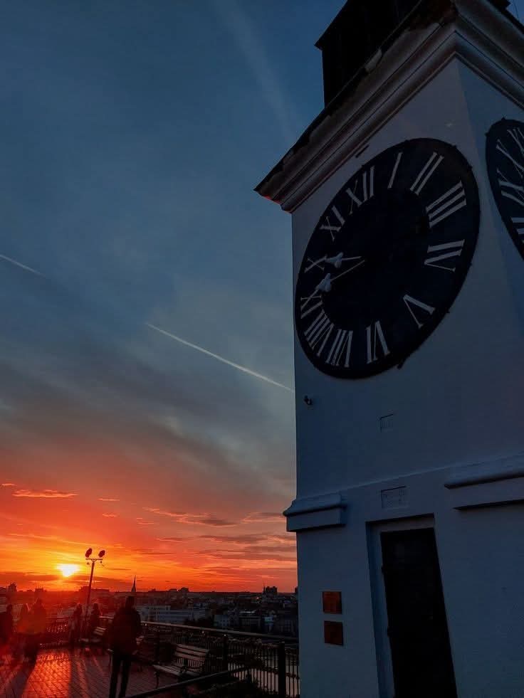 karatasgokhan_'s tweet image. Osmanlı'nın 16.yüzyılda fethederek 1,5 asra yakın hüküm sürdüğü #NoviSad'ın #Tuna nehrine bakan sağ yamacında bulunan #Petrovaradin Kalesi’nin Tuna nehrine ve  Varadin Köprüsüne bakan kısmındaki Saat kulesi

Silahdar Damat Ali Paşa da Avusturyalılarla burada yapılan #Petrovaradin