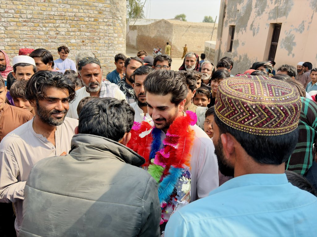 شکارپور / جاگن: چیف سردار جاگن خان بھیو کو عمرہ کی سعادت حاصل کرنے پر مختلف برادریوں سے تعلق رکھنے والے معزز شخصیات نے مبارکباد دی اور انہیں پھولوں کے گلدستے پیش کیے۔