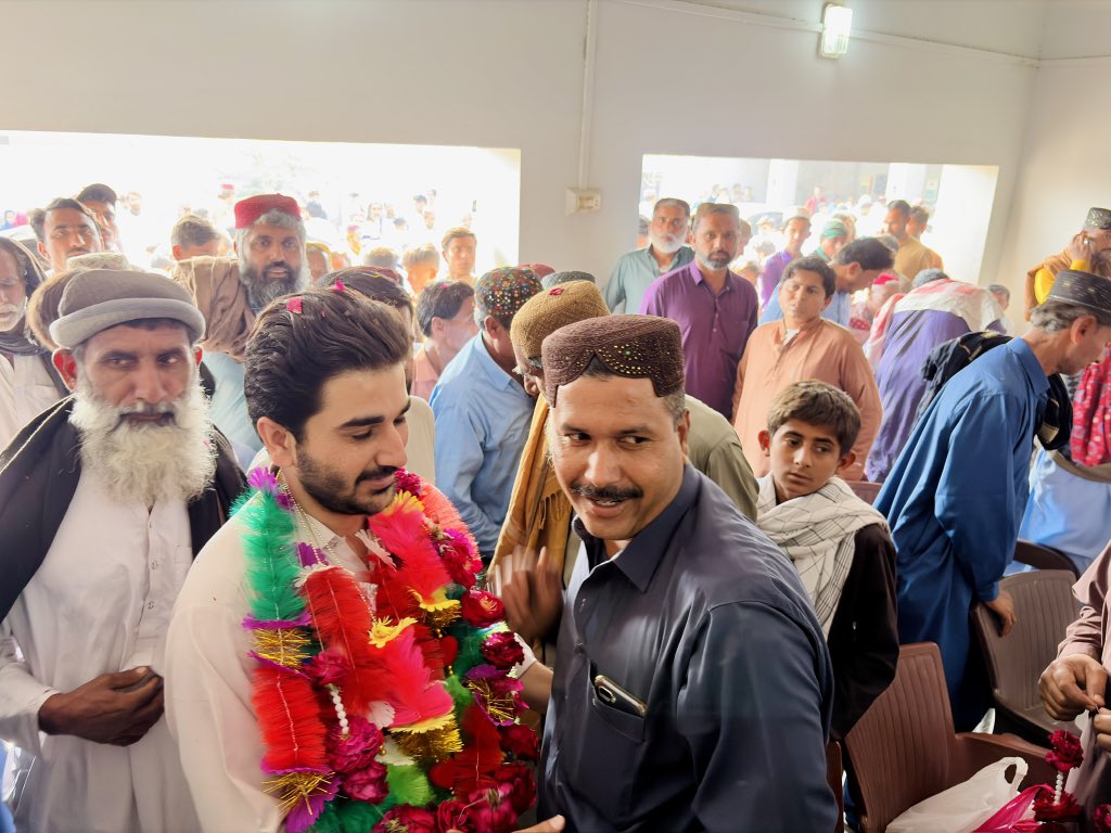 شکارپور / جاگن: چیف سردار جاگن خان بھیو کو عمرہ کی سعادت حاصل کرنے پر مختلف برادریوں سے تعلق رکھنے والے معزز شخصیات نے مبارکباد دی اور انہیں پھولوں کے گلدستے پیش کیے۔