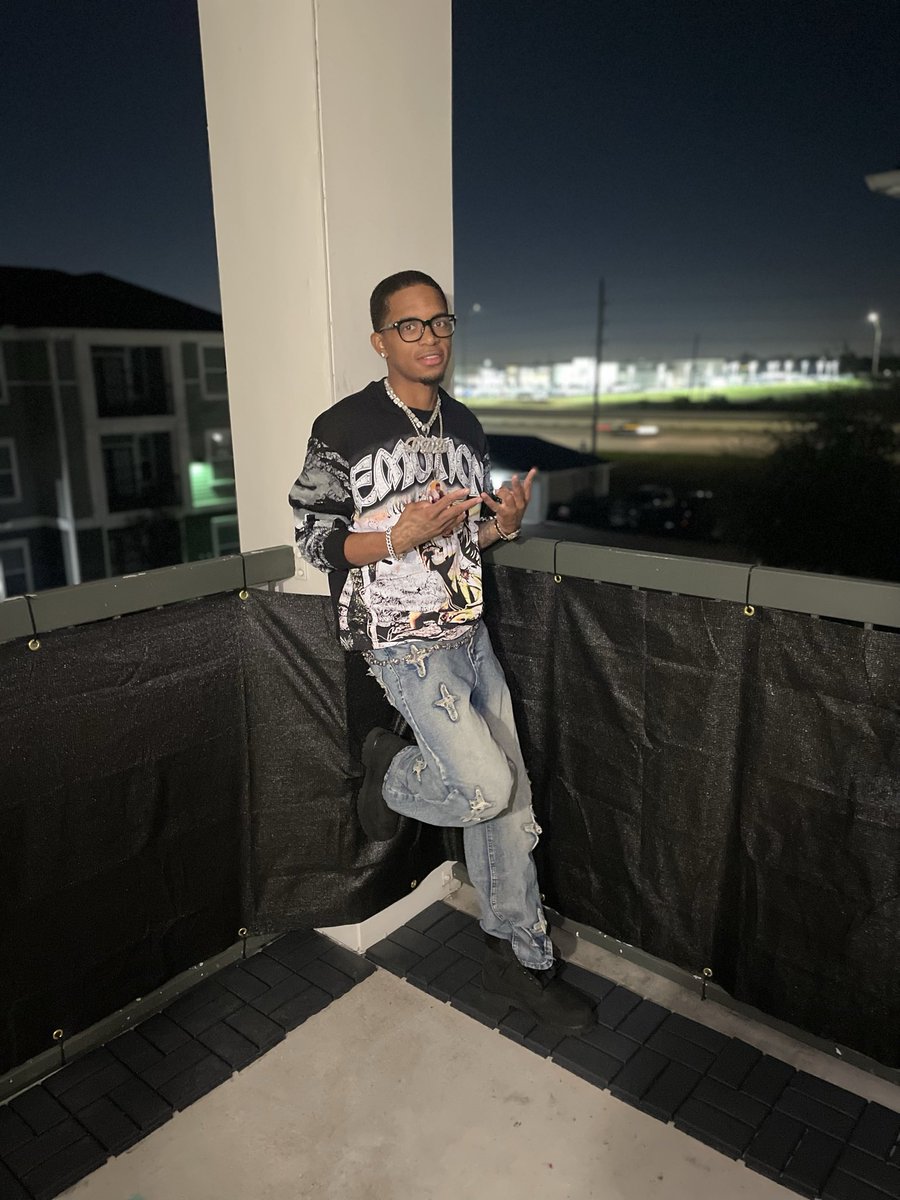 deedee2x_'s tweet photo. 🖤 https://t.co/NgCr4rudwD