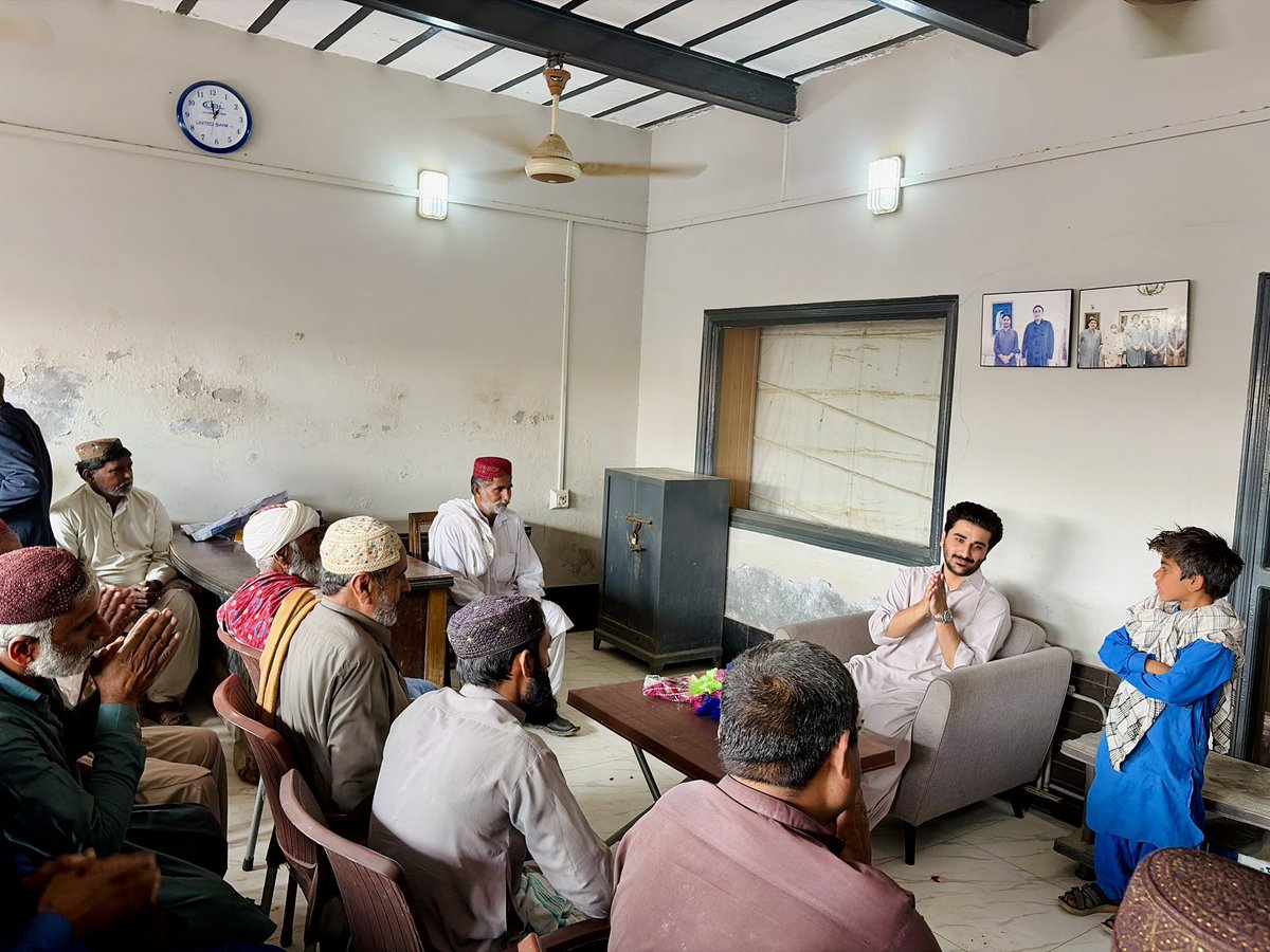 شکارپور / جاگن: چیف سردار جاگن خان بھیو کو عمرہ کی سعادت حاصل کرنے پر مختلف برادریوں سے تعلق رکھنے والے معزز شخصیات نے مبارکباد دی اور انہیں پھولوں کے گلدستے پیش کیے۔