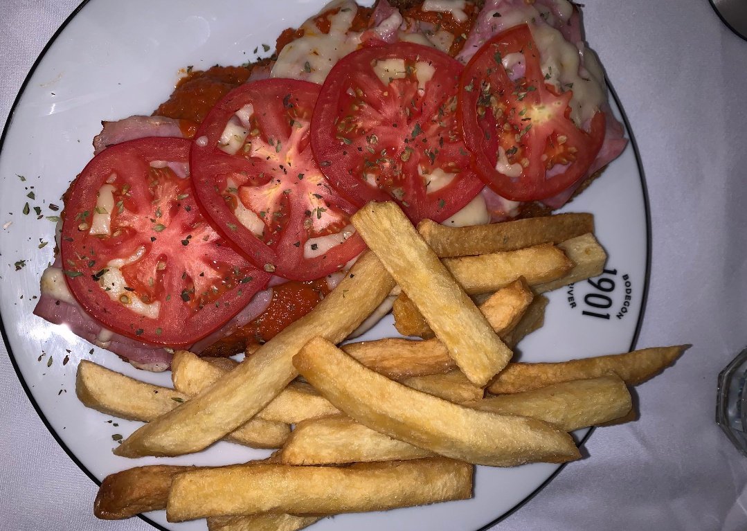 No sé que es más horrible.
Si la milanesa que venden en el nuevo Bodegón de River y cuesta 48 lucas (que promocionan los periodistas del Grupito de Whatsapp que manejan desde prensa) o la camiseta alternativa que sacó @Adidas
#Son2Patadasenlos🥚🥚