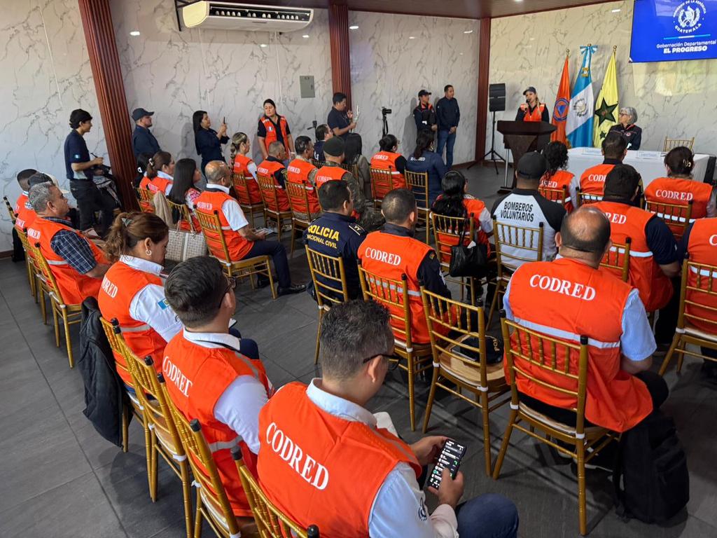 ConredGuatemala's tweet photo. 🦺 Para reafirmar el compromiso de la @GoberElprogreso con la gestión integral del riesgo, se realizó la acreditación de la #CODRED de #ElProgreso. Los 36 nuevos integrantes fortalecen capacidades en prevención y preparación bajo la estructura del Plan Nacional de Respuesta. https://t.co/CD327j7IUM