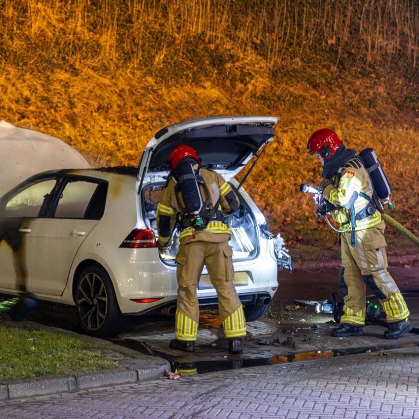 Auto verwoest door brand in Almere