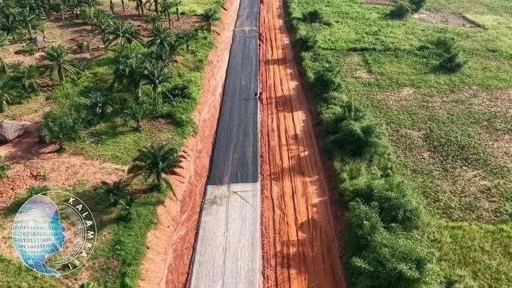 #KasaïOriental | Route Mbuji-Mayi – Kabinda – Mbanga (280 Km)

Revivez en images l’évolution des travaux sur la section d’environ 10 Km, située entre Tshilenge et Nkwadi, dans le territoire de Tshilenge (province du #KasaïOriental).

Les travaux progressent sur le terrain