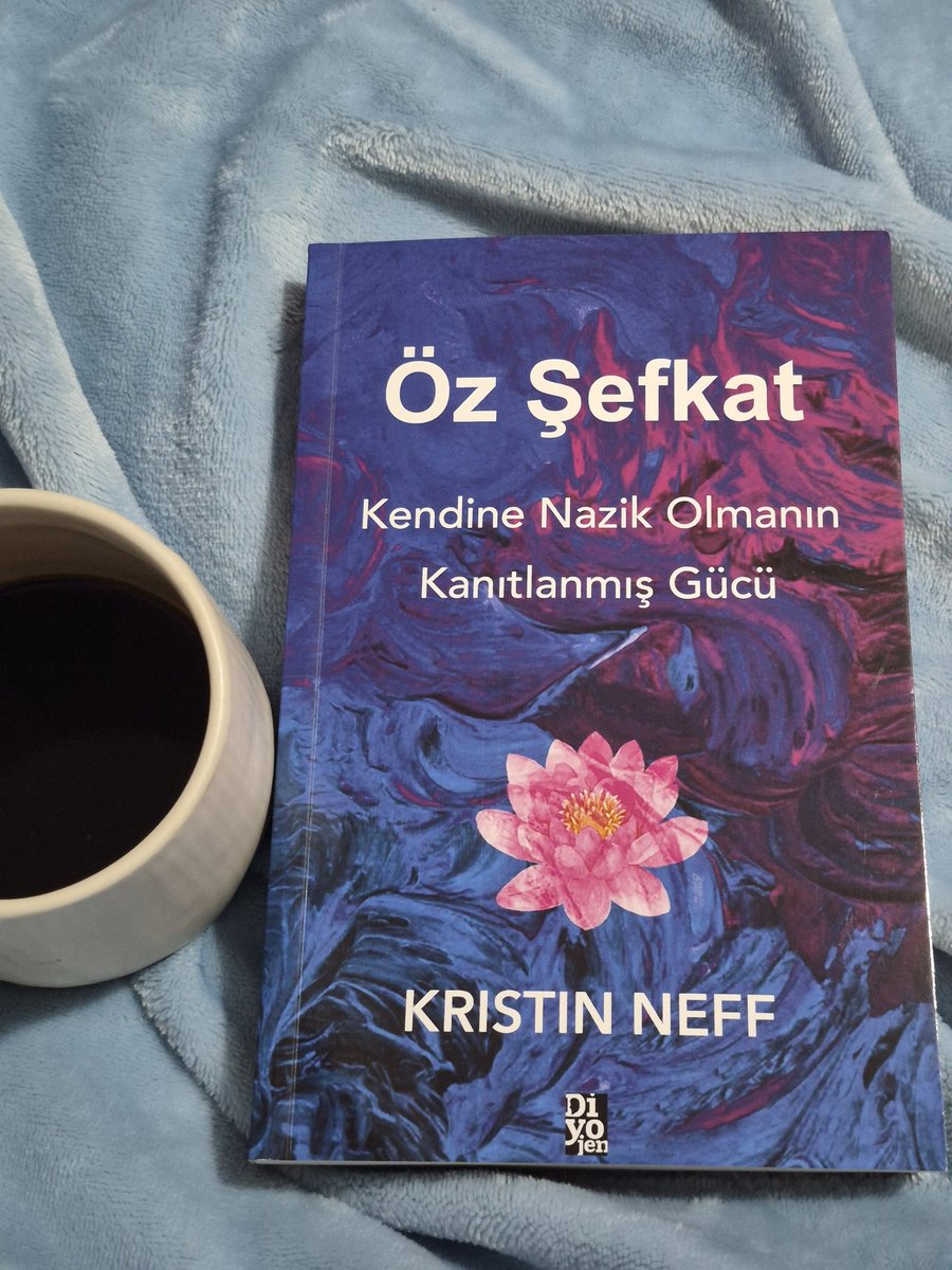 Kitaplar ve kahve ler iykiiii var olan mutluluklarrr☕️📚