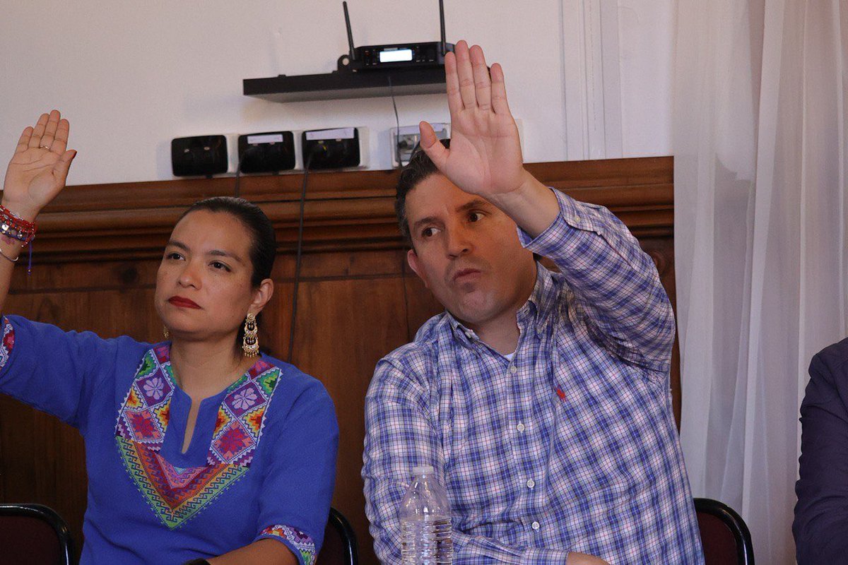 Con mis compañeros de las comisiones de #Hacienda y Deuda Pública, Programación y #Presupuesto y Puntos Constitucionales, revisamos la reforma: “No Más Deuda en #Michoacán”, enviada por nuestro gobernador <a href="/ARBedolla/">Alfredo Ramírez Bedolla</a>.

Con transparencia y compromiso, a favor de los #ciudadanos.