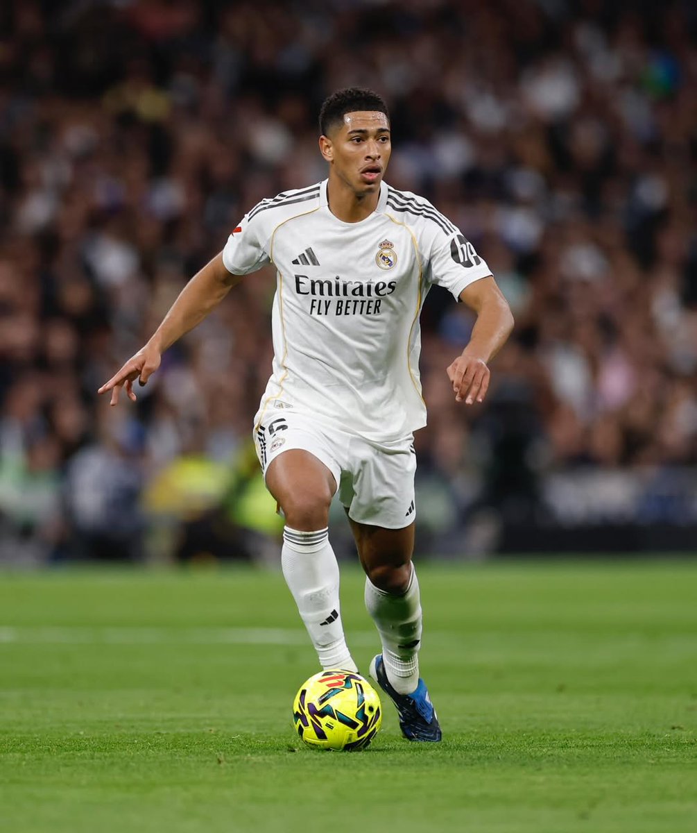 pusholder's tweet photo. Carlos Carpio: "Bellingham'ın birkaç hafta sakatlık nedeniyle yokluğu Real Madrid için faydalı olacak çünkü Arda Güler ile birlikte oynadığında kıskançlık duyuyor, otoritesini dayatmaya çalışarak onu gölgede bırakıyor ve neredeyse hiçbir zaman olumlu bir şeye dönüşmeyen lider bir rol üstleniyor. Şu anda Arda Güler yeri doldurulamaz bir oyuncu. Bellingham döndüğünde de öyle kalmalı." (Marca)