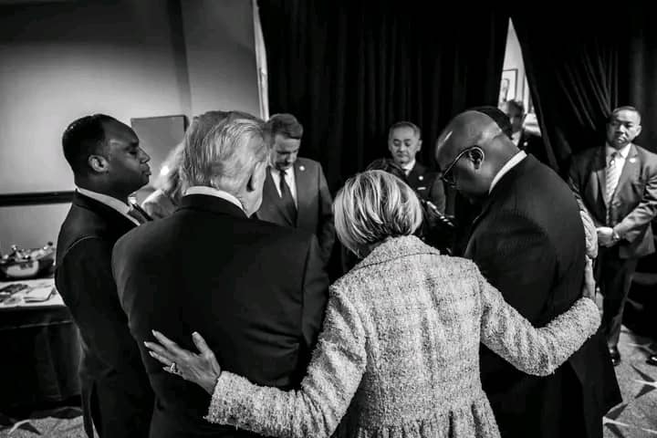 JKapitene's tweet photo. Beaucoup n'ont pas vu cette photo... #FatshiBeton ... L'inspiration et les ecritures en UN...#FatshiBeton et Tonton #Trump partagent un seul nom "Jesus Christ"...Bomoni niveau ya Prière? https://t.co/IykrkC2HPP