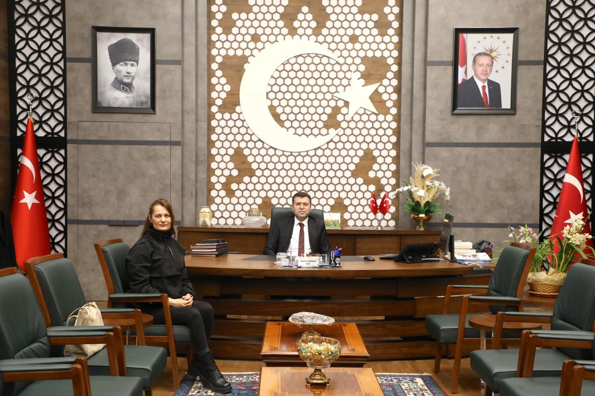 NigdeValiligi's tweet photo. 📍 Valilik Makamı

🔸️DMC Haber Sorumlu Yazı İşleri Müdürü Sayın Ali Nail KADI ve DMC Haber ekibi,
🔸️ESC Haber İmtiyaz Sahibi Sayın Çağrı ERGİNER ve ESC Haber ekibi,
🔸️ TRT ve İHA Niğde Temsilcisi Sayın Sema TEKELİ,

Niğde Valiliği görevine başlayan Valimiz Sayın Nedim AKMEŞE’yi makamında ziyaret ederek hayırlı olsun dileklerini iletti.

Sayın Valimiz, nazik ziyaretleri dolayısıyla misafirlerine teşekkür etti.

#NiğdeValiliği