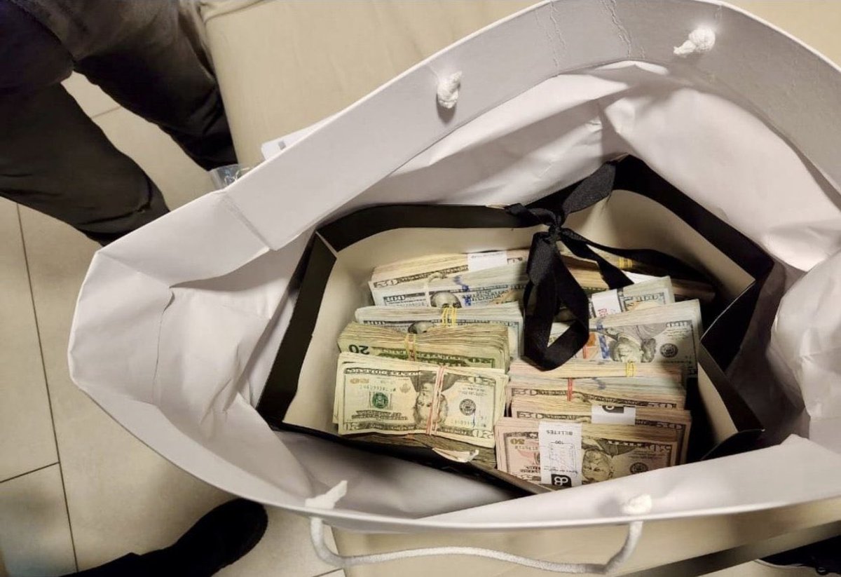 Parece la oficina del notario Cabrera