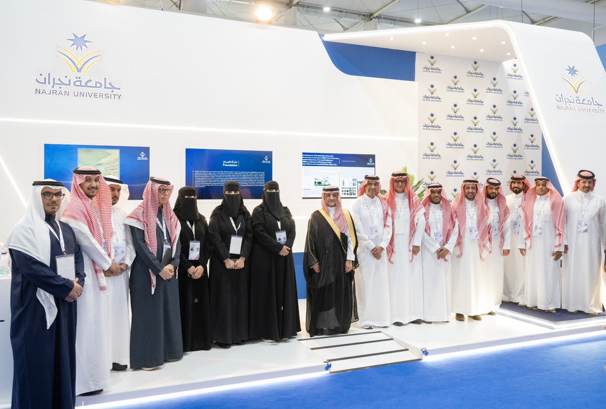 Najran_Univers's tweet photo. بين منصّات الابتكار وحديث الباحثين، زار رئيس #جامعة_نجران أ.د.عبدالرحمن الخضيري جناح الجامعة في #معرض_الدفاع_العالمي_2026، واستمع إلى شرحٍ حول الأبحاث والمشاريع المشاركة، مؤكدًا أن البحث العلمي المبني على فهمٍ دقيق لاحتياجات الواقع، والموجَّه لتقديم حلول عملية، يُعد أحد أهم روافد القيمة الوطنية المستدامة.
#مستقبل_التكامل_الدفاعي
#WDS2026 #DEFENSE