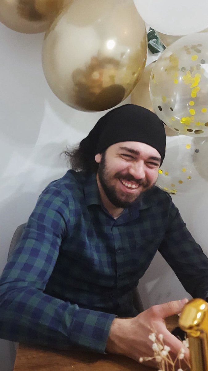 Fotoğrafta gördüğünüz kişi abim Samet Özgül. 

Gazi Üniversitesi öğrencisi ve motokurye olarak çalışan Samet, Ankara’da trafikte uyardığı 3 kişi tarafından darp edilip canice boğazından bıçaklanarak katledildi. 

Sabıkalarında uyuşturucu dahil 20 ayrı suç olan 2 kişi serbest