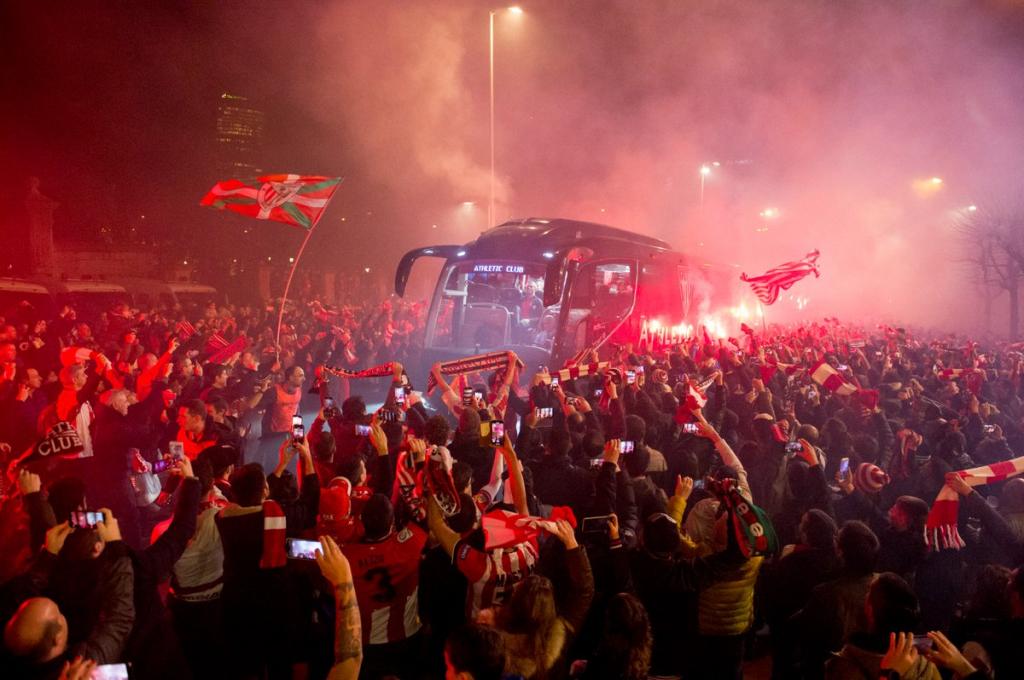 DataAthletic's tweet photo. 🧨❌| MÁS DE DOS AÑOS sin un recibimiento cercano a la afición.

Dos años donde el Athletic ha jugado

- 2* Semifinales de Copa
- Octavos de Europa League
- Cuartos de EL
- Semis de EL
- Su 5ª temporada en Champions

Y en ninguno de los partidos se ha permitido acercarse al bus. https://t.co/FSWTjaAIVP