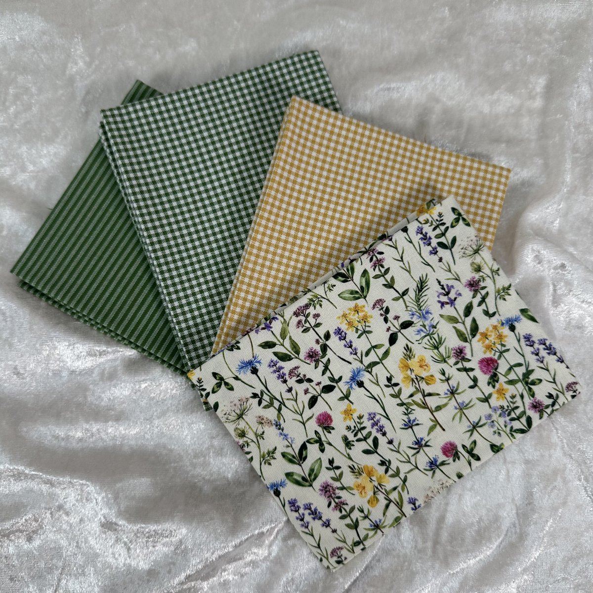 KammerStoff's tweet photo. Stoffpaket „Florenz“ – 12 Fat Quarter Baumwollstoffe von Westf von StoffKammer 
 https://t.co/8Ezbr2SZ0E via @Etsy https://t.co/K3cySvfdaj #werbungineigenersache #nähen #stoffeonline https://t.co/BFHY6waJcT