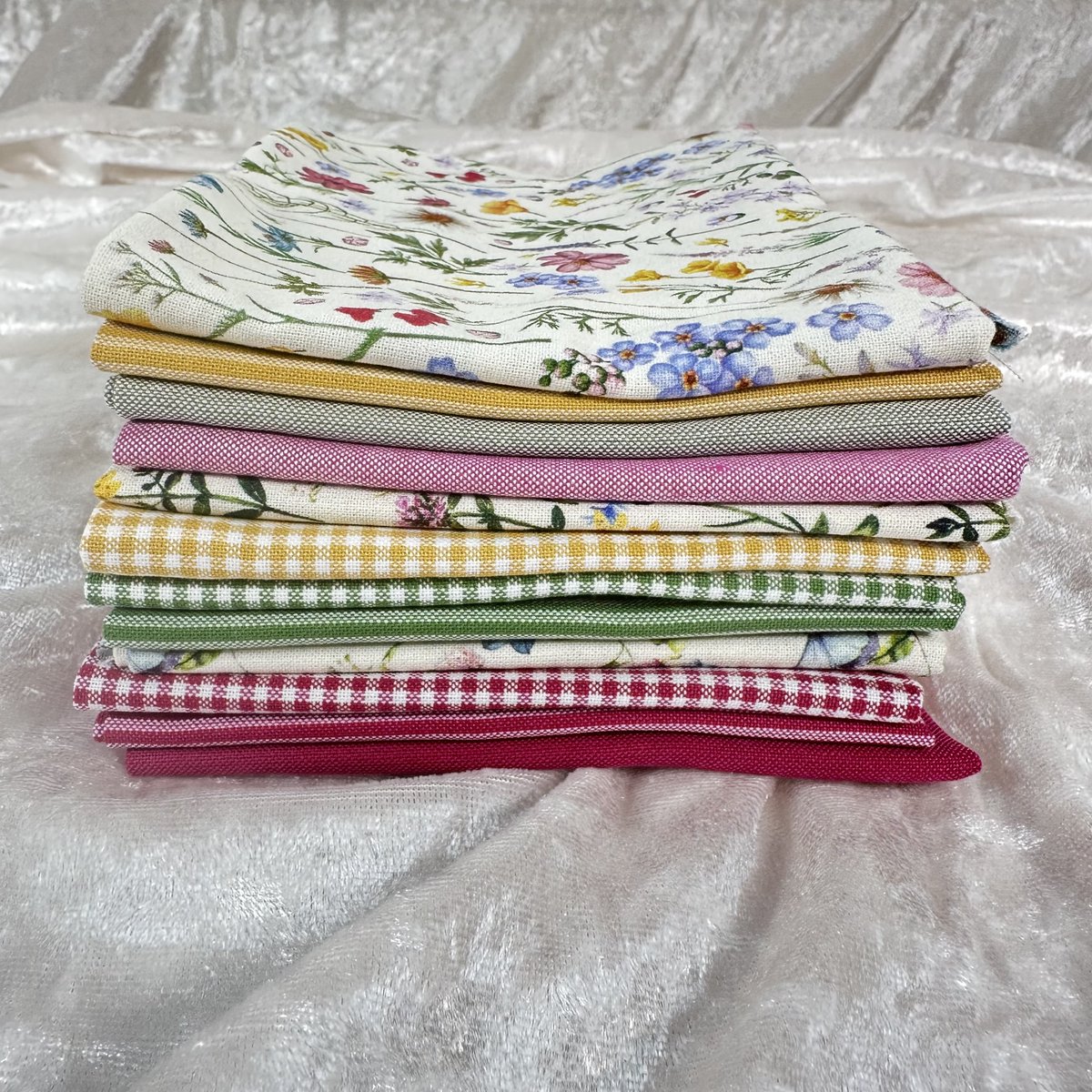 KammerStoff's tweet photo. Stoffpaket „Florenz“ – 12 Fat Quarter Baumwollstoffe von Westf von StoffKammer 
 https://t.co/8Ezbr2SZ0E via @Etsy https://t.co/K3cySvfdaj #werbungineigenersache #nähen #stoffeonline https://t.co/BFHY6waJcT