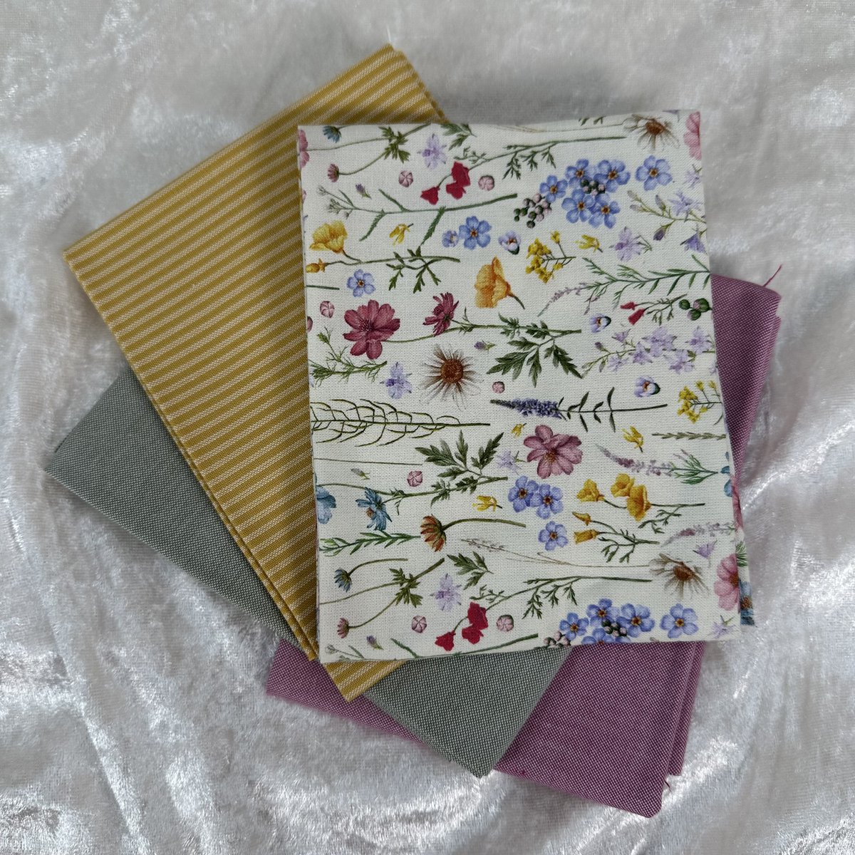 KammerStoff's tweet photo. Stoffpaket „Florenz“ – 12 Fat Quarter Baumwollstoffe von Westf von StoffKammer 
 https://t.co/8Ezbr2SZ0E via @Etsy https://t.co/K3cySvfdaj #werbungineigenersache #nähen #stoffeonline https://t.co/BFHY6waJcT