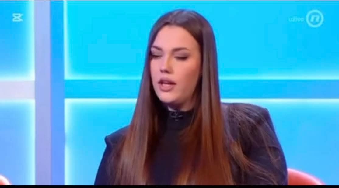 Devojka je rekla šta je rekla i ajde na nož da je dočekamo.Ako težite ka demokratskom društvu onda svako ima pravo da kaže šta misli.
Podrška za studentkinju jer svačija ćerka može da bude na njenom mestu a onda ne biste voleli da slušate uvrede na račun svoga deteta.