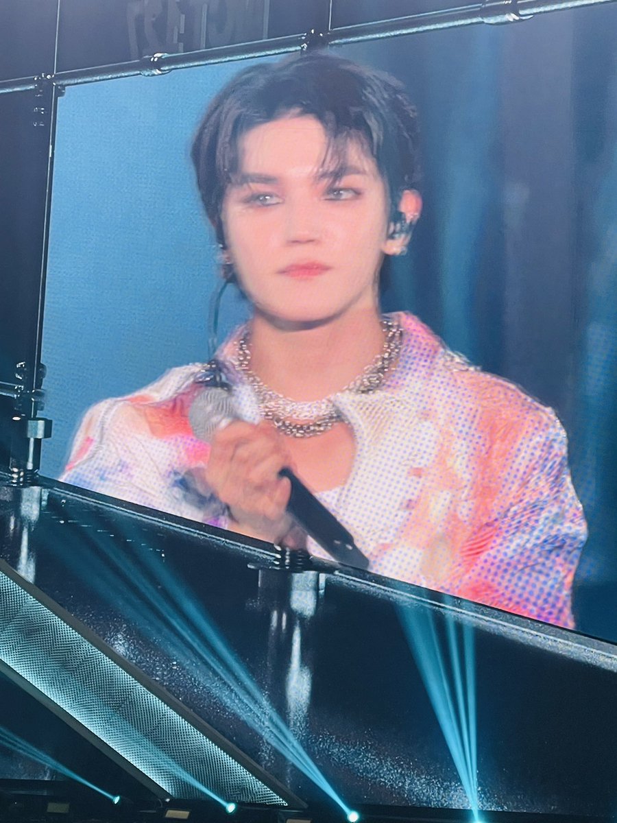 Taeyong’s beauty is still peaking through the blurry image…some faces don’t need perfect focus to leave you breathless ✨

#TAEYONG #태용