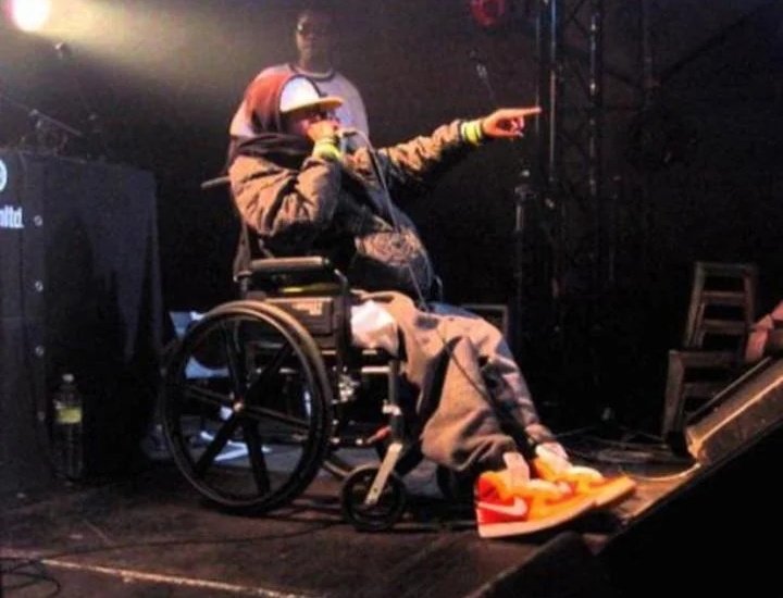 J Dilla de gira por Europa en 2005, meses antes de su fallecimiento.

Se presentaba en silla de ruedas por su estado de salud y recibía diálisis entre shows, pero aun así seguía subiendo al escenario y dejando todo hasta donde el cuerpo se lo permitía.