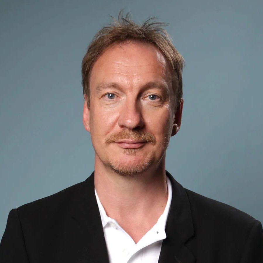 poponze's tweet image. David Thewlis, o Remus Lupin, disse não ter interesse em voltar na série de “Harry Potter” ou em qualquer outra produção da franquia:

“Já chega. Estou farto de falar sobre isso, para ser sincero.”