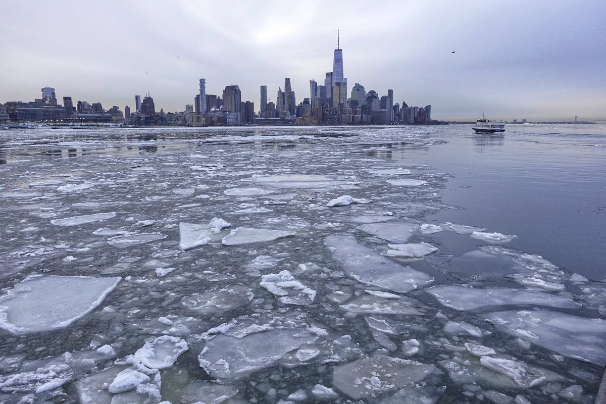GaryHershorn's tweet photo. Lots of ice floating in the Hudson River Tuesday morning in New York City #newyork #newyorkcity #nyc #icefloe https://t.co/PIVA7zrDOB