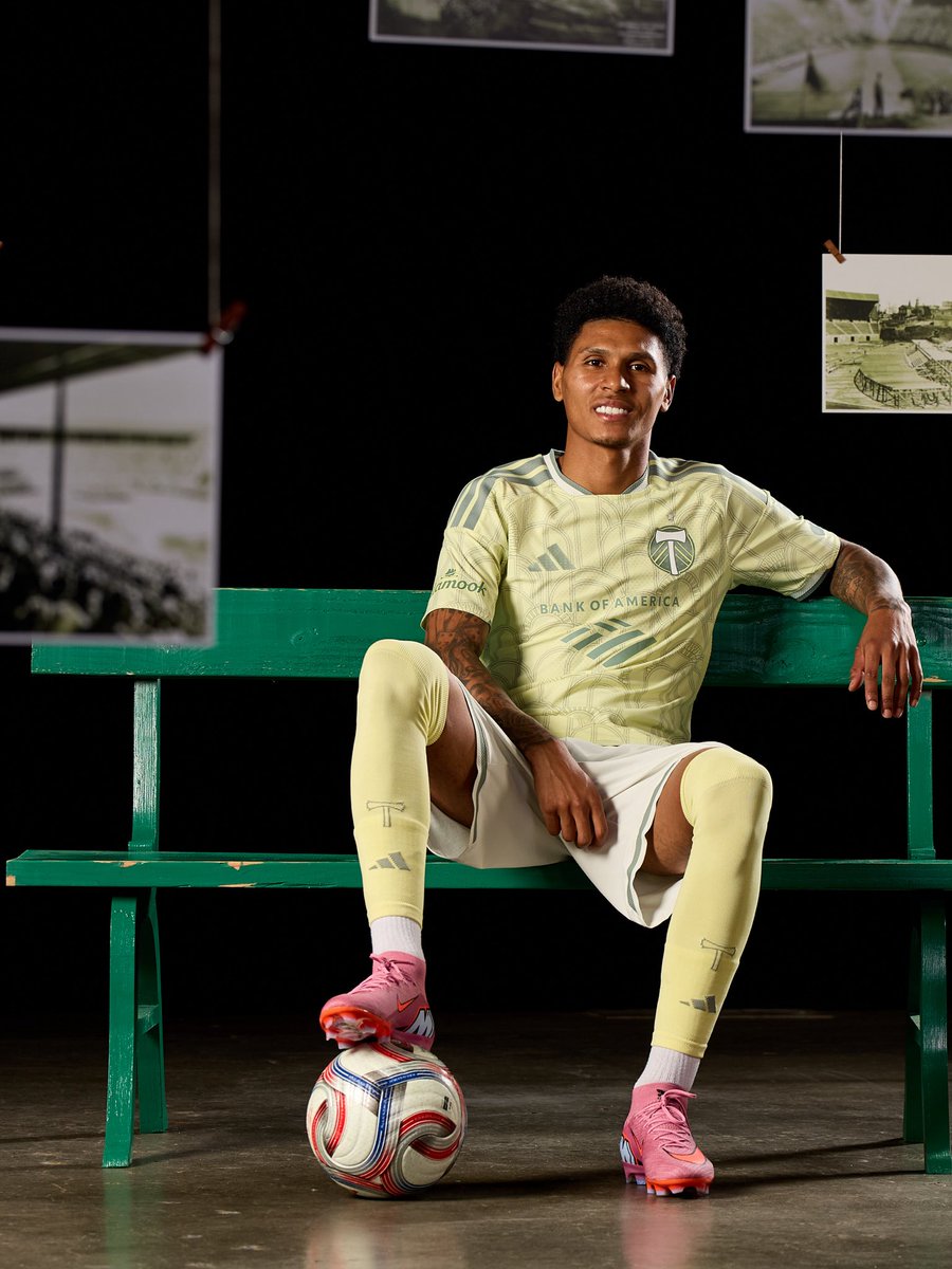 Two eras sharing the same bench 🪿

Own the look: bit.ly/4aaOcp7