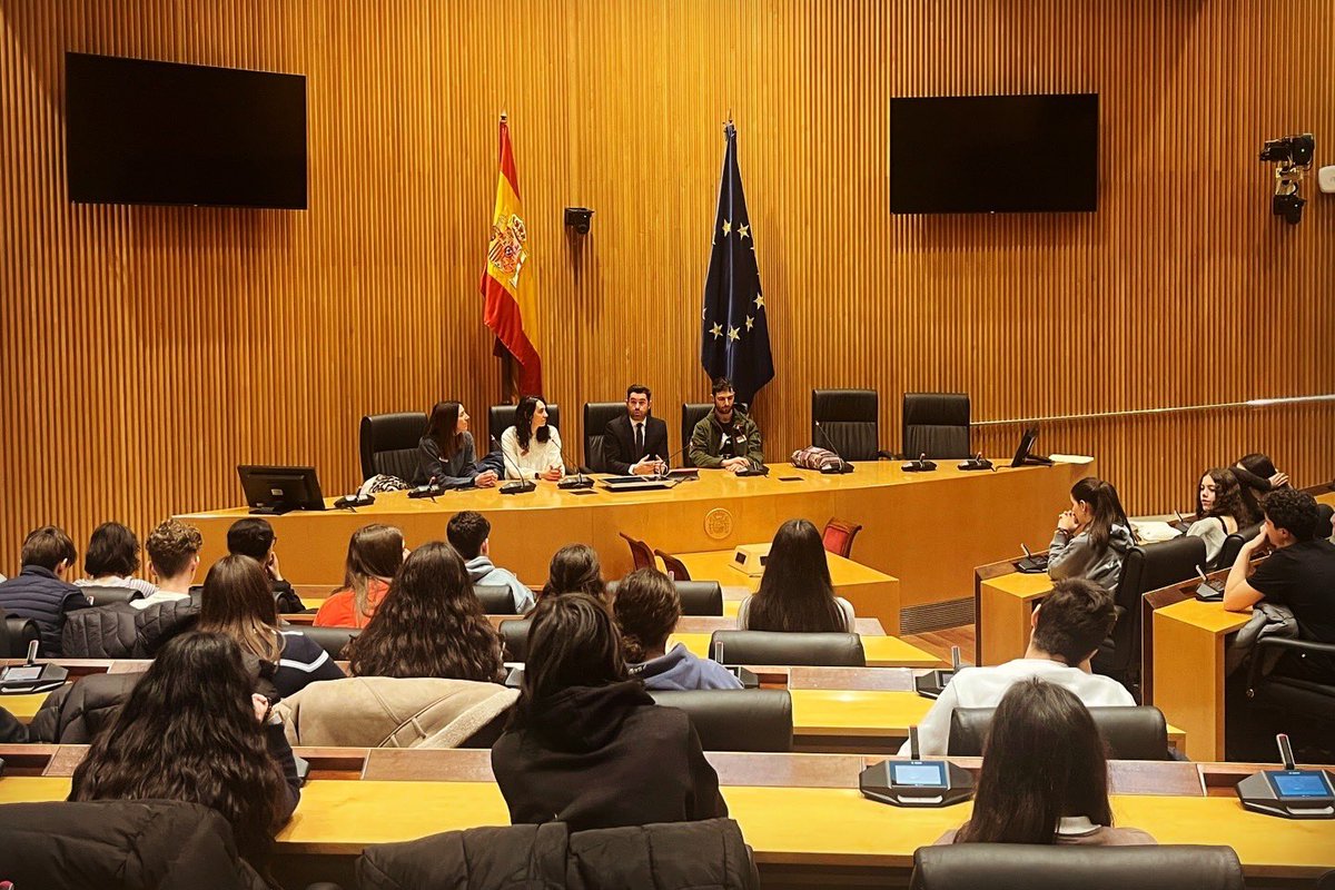 Día de pleno en <a href="/Congreso_Es/">Congreso</a>… una jornada intensa con la que abrimos el calendario ordinario de sesiones; y en la que nos han visitado alumnas y alumnos del Colegio Medalla Milagrosa de #Zamora. Gracias a todos ellos por interesarse por el funcionamiento de esta institución. 🌹