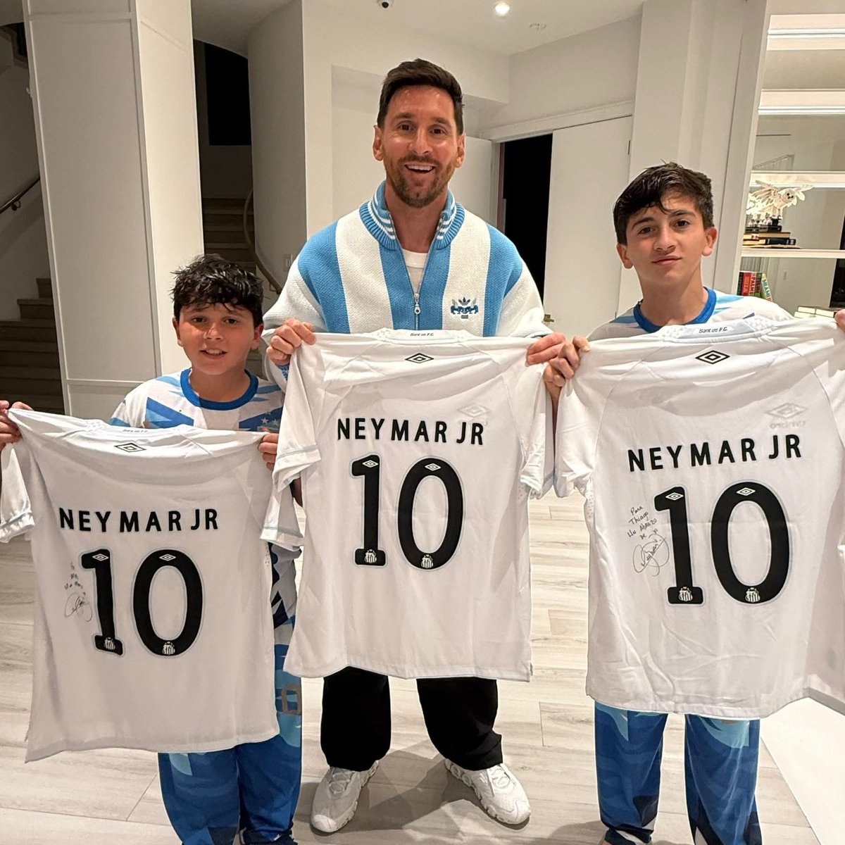 oltsport_'s tweet image. 🇧🇷❤️ Neymar Jr. gifted Lionel Messi and his sons custom jerseys with personal messages.