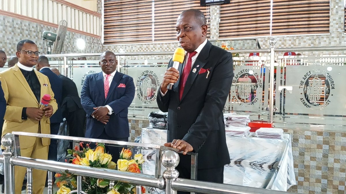 CreativityDavid's tweet image. The Apostolic Church, Atabong Eket, recognized Akwa Ibom State Commissioner for Sports, Elder Paul Bassey, with Excellence Award in recognition of his invaluable contributions to the growth and development of the church. Sports Boss dedicated the Award to Governor Umo Eno.