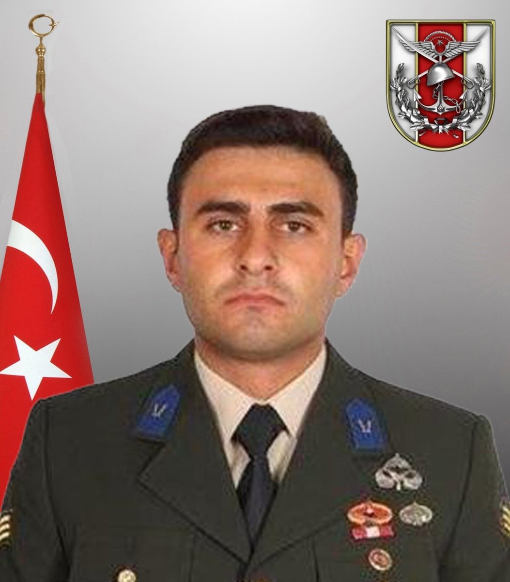 turkhafiza1's tweet photo. pkk'nın elinde yıllarca tuttuğu rehine güvenlik gücü personelimizi kurtarmak için 10 Şubat 2021’de, saat 02.55'te Gara Operasyonu başladı.

Kendilerine verilen vazifeyi yerine getirmek için yemin etmiş 3 yiğitten,

Yüzbaşı Burak, hain bir kurşunla vuruldu. Onun yaralandığını gören Yüzbaşı Ertuğ, can dostunun önüne geçerek kendini siper etti. O da vücuduna isabet eden kurşunlarla yaralandı. Komutanlarının yaralandığını gören Astsubay Harun, onları ateş hattından çıkarmak için yanlarına koştu.

Komutanlarını korumak için canını hiçe sayan Harun Astsubay da vuruldu. Vatan sağ olsun diyen 3 yiğit düştü o gece toprağa... 

P. Komd. Yzb. Burak Coşkun
Mu. Komd. Yzb. Ertuğ Güler 
Mu. Asb. Kd. Çvş. Harun Turhan

Evvelce gidenlerin asil ruhları şad olsun!