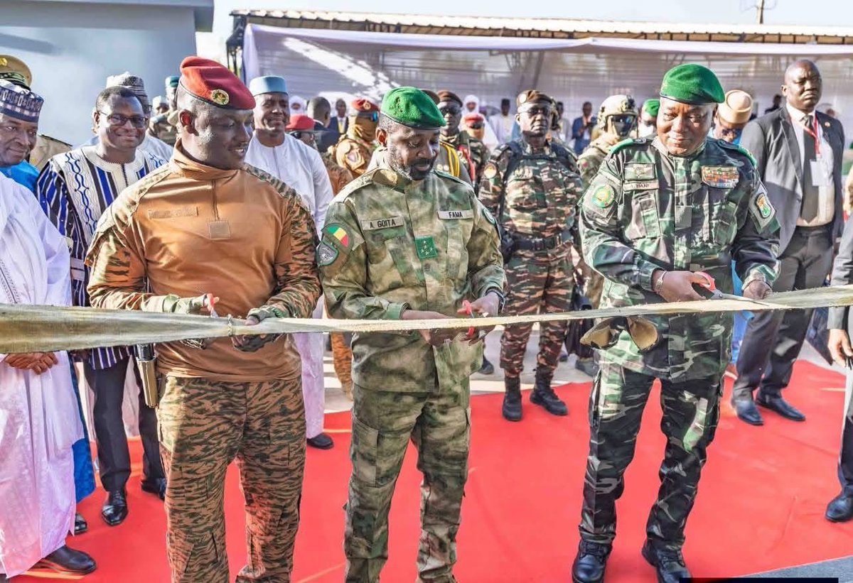 22lbaradji's tweet image. 🔥 #TOP5 des armées africaines les plus puissantes

1️⃣ Égypte
2️⃣ Afrique du Sud
3️⃣ Algérie
4️⃣ Rwanda
5️⃣ Confédération des États du Sahel (AES) 🇧🇫🇲🇱🇳🇪

📌 Note méthodologique

Ce classement repose sur une analyse rigoureuse de plusieurs indicateurs militaires et stratégiques,