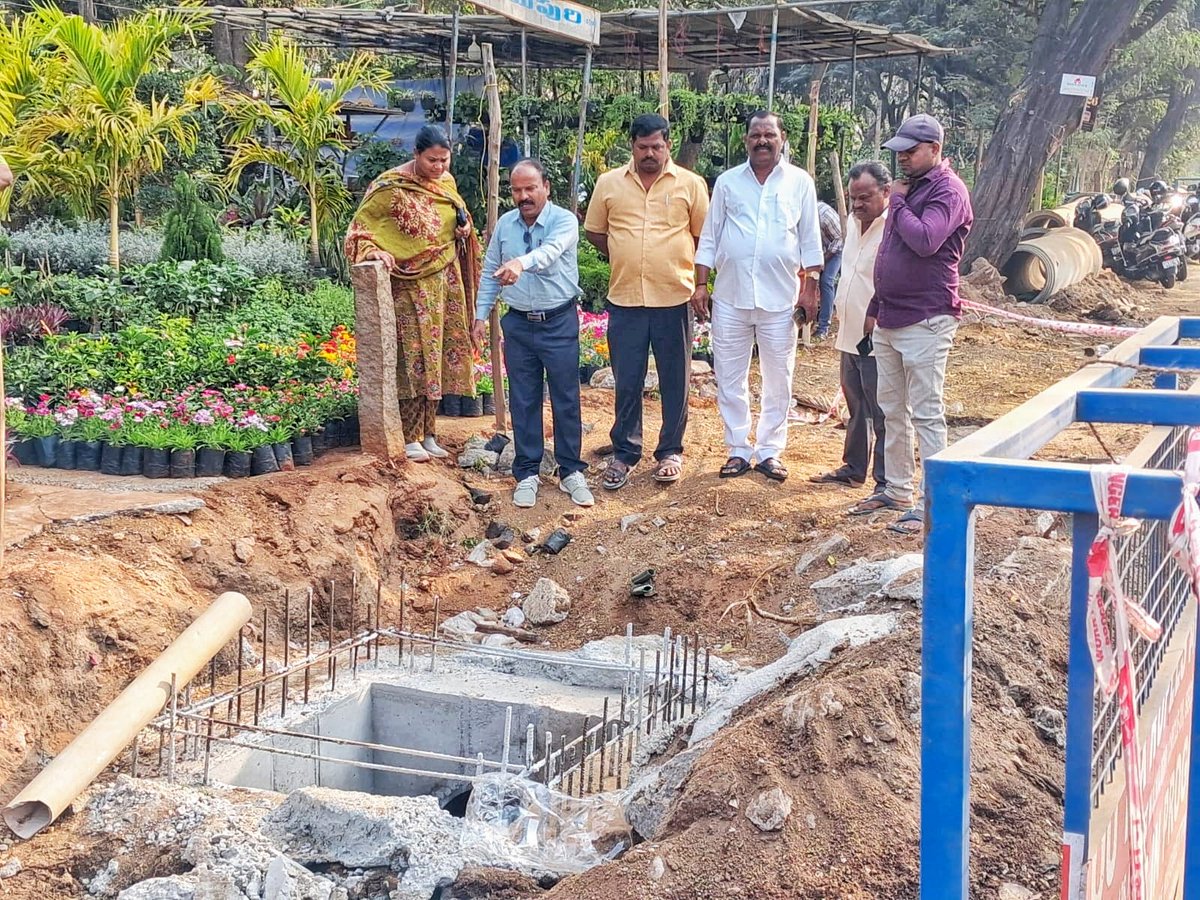 KUR_BRS's tweet photo. “Inspected the RCC storm water drain line from JJ Nagar Main Road to Sainikpuri along with SE Lakshman Garu and AE Satya Lakshmi Garu.

#kothapallymeenaupendarreddy #NeredmetCorporator #yapralcorporator #136division #188division #189division #BJP https://t.co/hewi4eyMpX