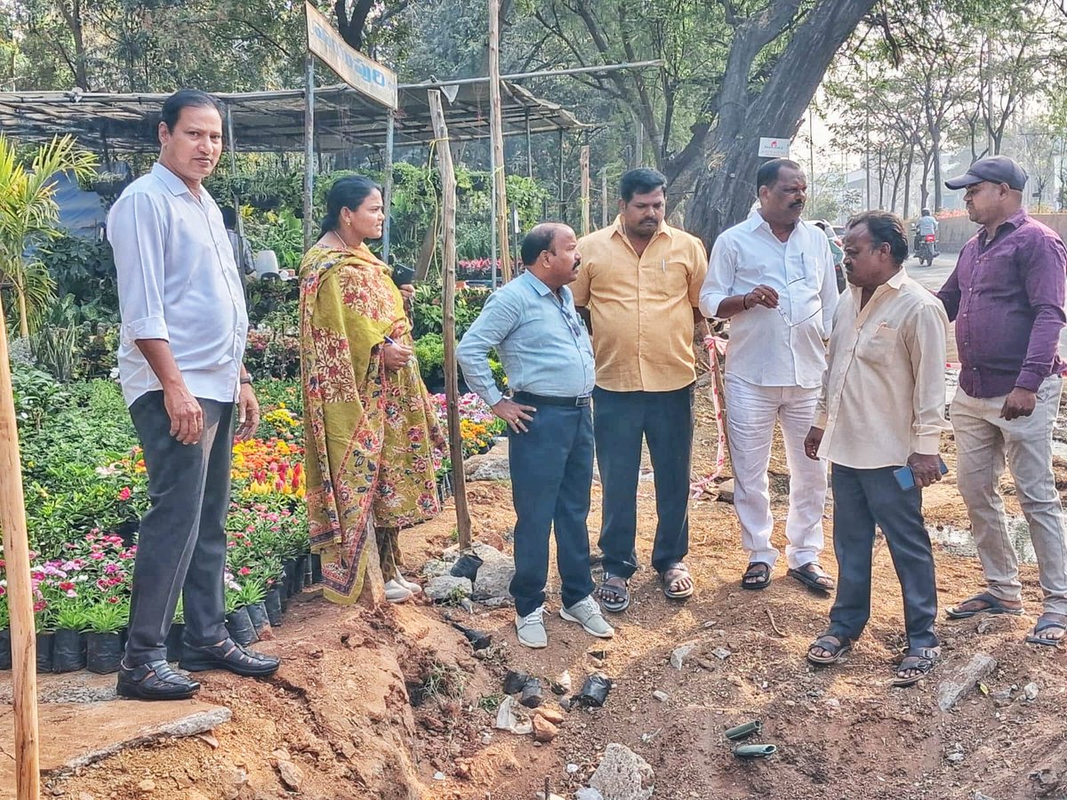 KUR_BRS's tweet photo. “Inspected the RCC storm water drain line from JJ Nagar Main Road to Sainikpuri along with SE Lakshman Garu and AE Satya Lakshmi Garu.

#kothapallymeenaupendarreddy #NeredmetCorporator #yapralcorporator #136division #188division #189division #BJP https://t.co/hewi4eyMpX